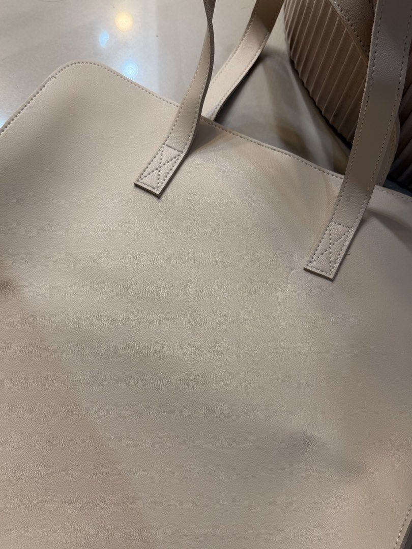 Straightforward DVL Kurva Bag (Category: Tote Bags) located in San Pedro. Submitted by hygo.mnl (Listing ID 1460260712, Image 3). Description: Brandnew With creases & folds (seen on pics) due to storage.