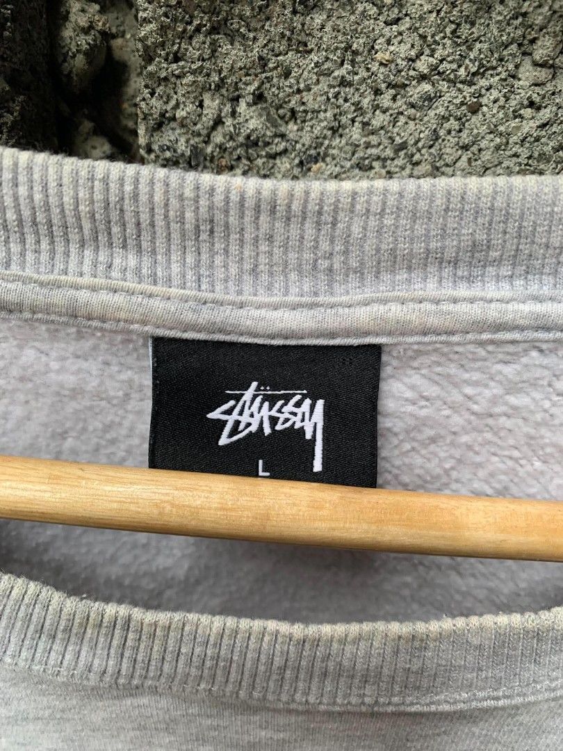 stussy crewneck (Category: Coats, Jackets and Outerwear) located in Davao. Submitted by terrencefinds (Listing ID 1460223200, Image 3). Description: Issue Removal stain Embroid logo Large fit 23x28.
