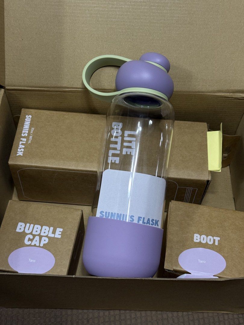 Sunnies Flask Lite Bottle Taro (Category: Water Bottles & Tumblers) located in Manila. Submitted by gabrielpblt (Listing ID 1460227312, Image 1). Description: ✨ SUNNIES FLASK 30 OZ ✨ 🤍 Lite Bottle – Nata 💜 Bubble Cap – Taro 💜 Boot – Taro 💰 ONLY ₱850! ✅ Brand New ✅ Care guide included 🎁 FREE ENGRAVING at Sunnies Shop Malls ✨ Perfect for personal use or as a gift! 📩 PM for inquiries!.
