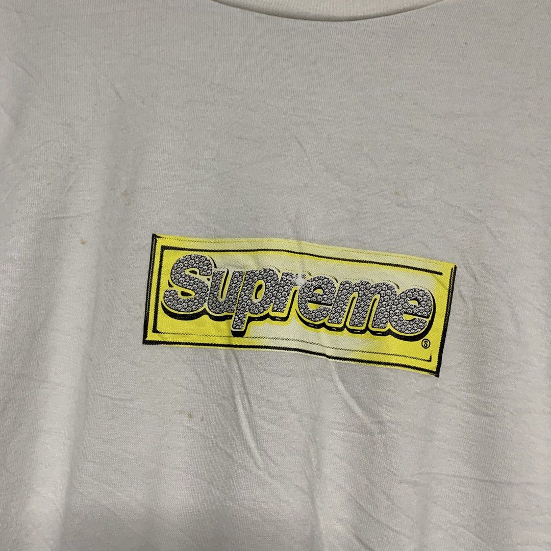 Supreme Box Logo T-shirt White (Category: Tshirts & Polo Shirts ) located in Manila. Submitted by emplysthrift. (Listing ID 1460258131, Image 3). Description: Width "22.5 Length "28 Excellent Condition Colorrate: 9.5/10 Flaws: needwash dirt and yellow stain washable Unli vouch/vc for safe transactions 📲 Location: Laspinas City, Metro Manila, Brngy Talon Uno. 📍 DM IF INTERESTED📥 - White Supreme T-shirt - Features a graphic print on the front - 