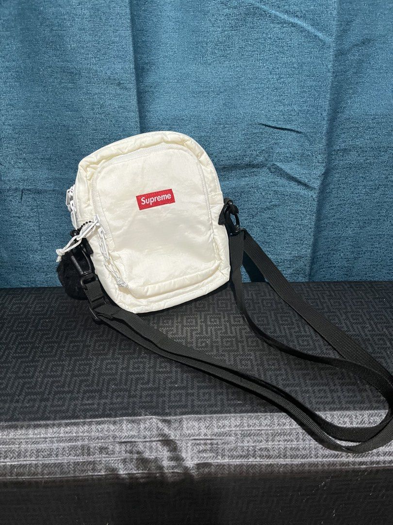 SUPREME FW17 (Category: Luxury Bags & Wallets) located in Davao. Submitted by rel18 (Listing ID 1460302001, Image 2). Description: Supreme fW17 Good Condition .