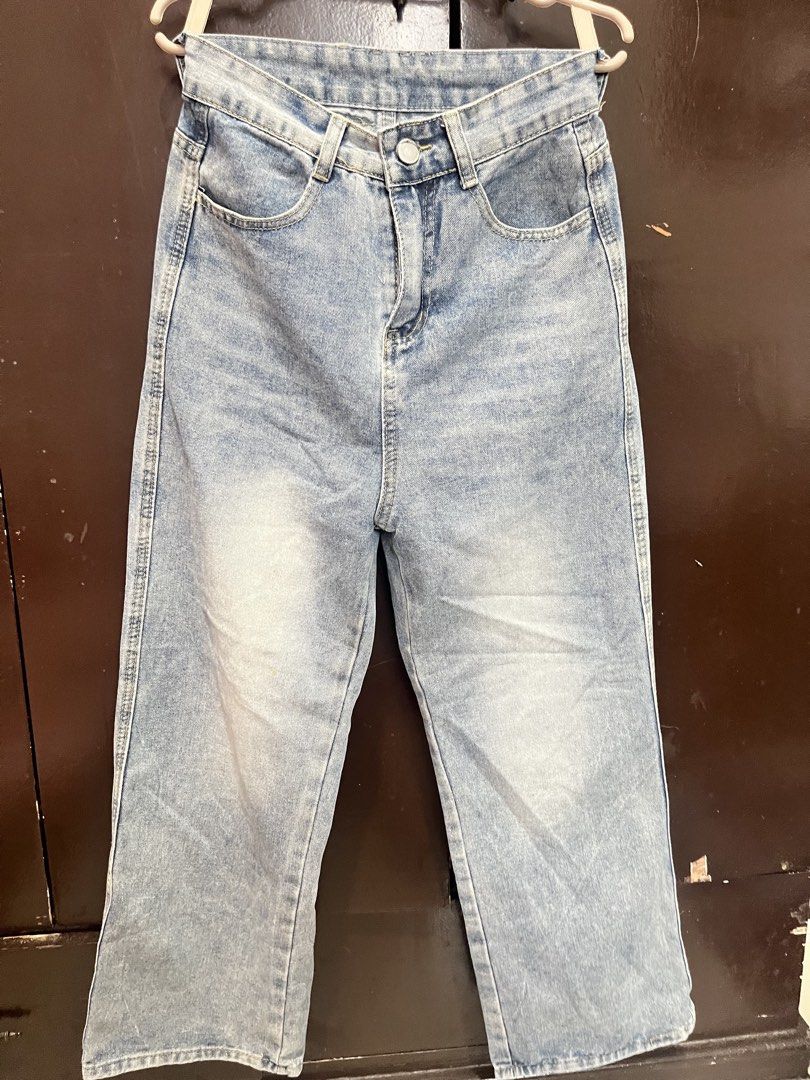 Susie Light Wash Wide Leg Pants (Category: Jeans) located in Muntinlupa City. Submitted by s.showi (Listing ID 1460212909, Image 1). Description: - Size 24-25 - Wash: Light Wash Denim - Fit: Wide Leg, Cropped Length - Features: Classic Five-Pocket Styling, Button and Zip Fly Closure - Style: Versatile staple, easy to dress up or down, comfortable fit.