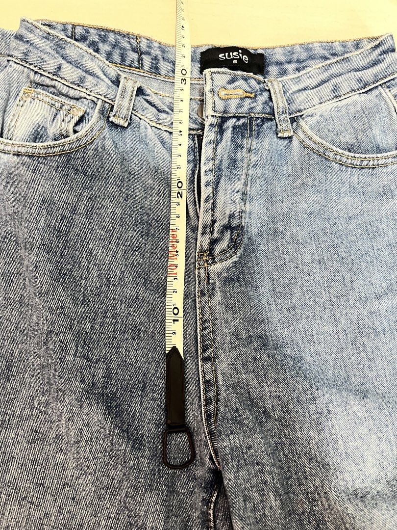 Susie Light Wash Wide Leg Pants (Category: Jeans) located in Muntinlupa City. Submitted by s.showi (Listing ID 1460212909, Image 2). Description: - Size 24-25 - Wash: Light Wash Denim - Fit: Wide Leg, Cropped Length - Features: Classic Five-Pocket Styling, Button and Zip Fly Closure - Style: Versatile staple, easy to dress up or down, comfortable fit.