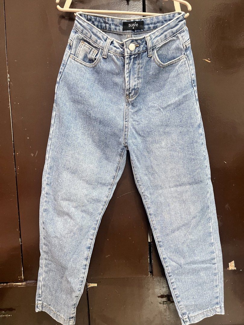 Susie Light Wash Wide Leg Pants (Category: Jeans) located in Muntinlupa City. Submitted by s.showi (Listing ID 1460212909, Image 3). Description: - Size 24-25 - Wash: Light Wash Denim - Fit: Wide Leg, Cropped Length - Features: Classic Five-Pocket Styling, Button and Zip Fly Closure - Style: Versatile staple, easy to dress up or down, comfortable fit.