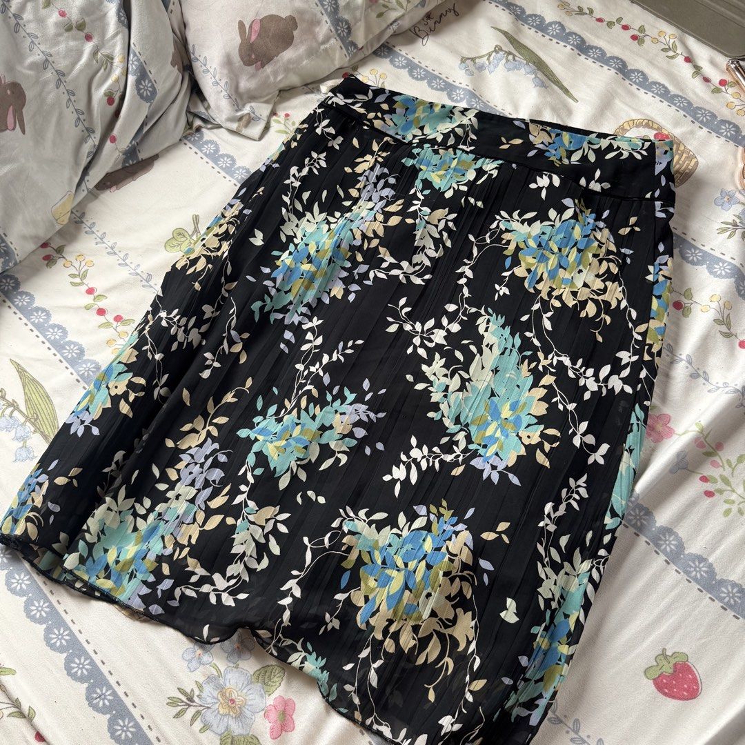 suzuya floral black skirt (Category: Skirts) located in Calamba. Submitted by falzones (Listing ID 1460119214, Image 2). Description: with runs and holes (can be fixed) s to m.