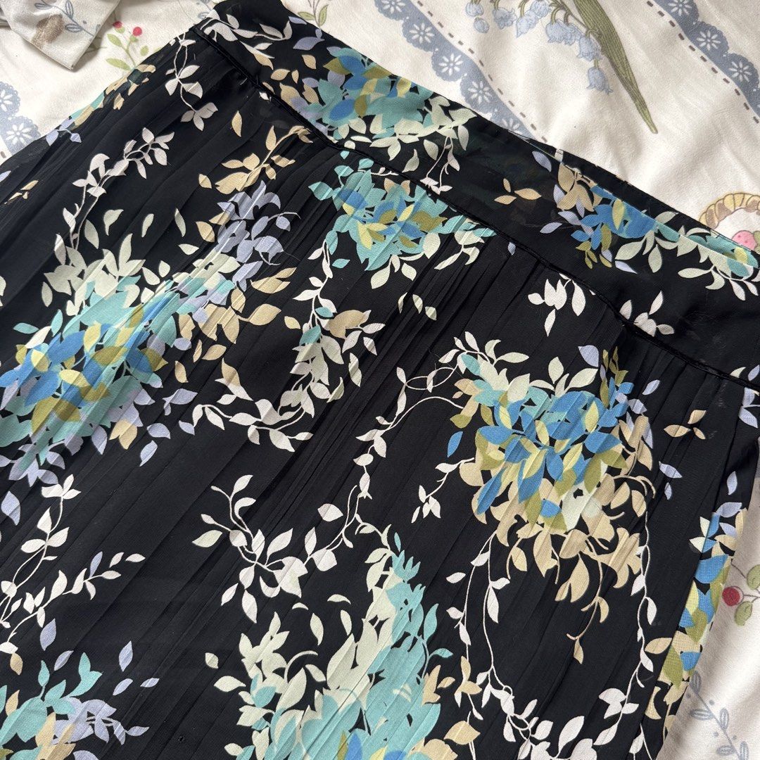 suzuya floral black skirt (Category: Skirts) located in Calamba. Submitted by falzones (Listing ID 1460119214, Image 1). Description: with runs and holes (can be fixed) s to m.
