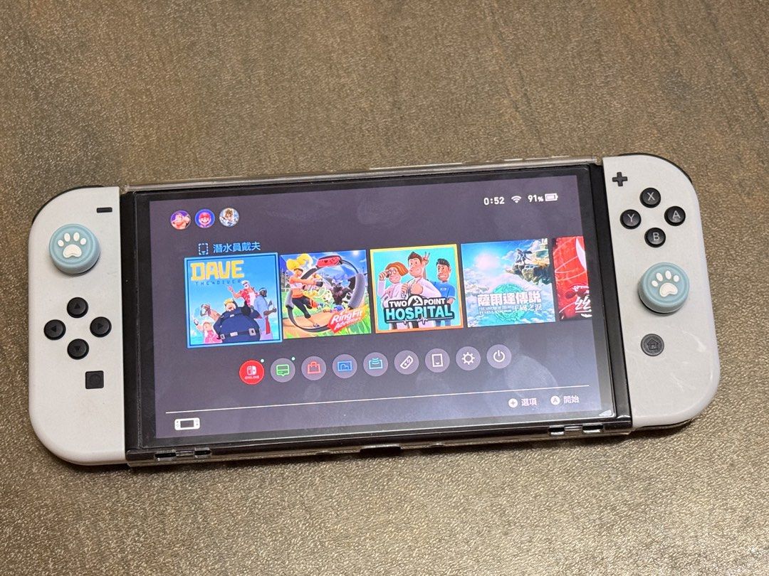Switch oled （分類：Nintendo 任天堂）位於 Hong Kong。 由 breakfastn 提交（商品編號 1460131083，圖片 2）。簡介： Nintendo Switch OLED 有單據(23年購入 如圖 價格包括所見即所有, 沒有遊戲 包括圖中所有原裝盒內配件及額外購入的非原裝配件, Price included all shown in the images, no games - 主機 (有mon貼, case) - 底座 (有Case) - 底座 Cover - Joy-Con x2 (1原裝&1額外購入) - Joy-Con 腕帶 x2 (1原裝&1額外購入) - Joy-Con 握把 x2 (1原裝&1額外購入) - Joy-Con Case x2 (2額外購入) - 火牛 x1 (原裝) - HDMI線 x1 (原裝) -小米10000mh 充電 - etc. 圖中所有 $+200 魔派 mobapad S1 HD Switch震動joyco