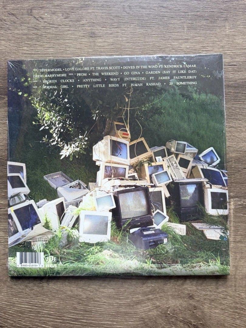 SZA - Ctrl RCA R&B 2LP 12" Translucent Green Colored Vinyl (Category: Vinyls) located in Manila. Submitted by jhenaloymerchandise (Listing ID 1460249407, Image 2). Description: SZA - Ctrl RCA R&B 2LP 12" Translucent Green Colored Vinyl Sealed.