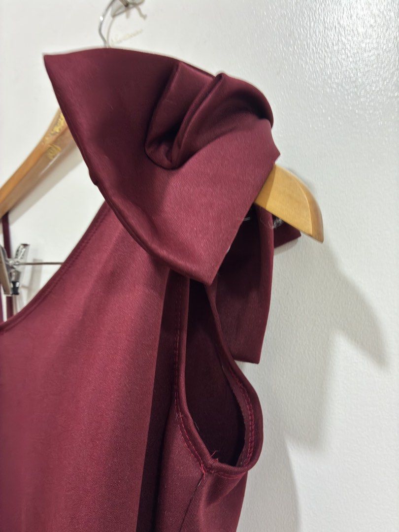 T26. Maroon Bowknot Top (Preloved) (Category: Sleeveless) located in Manila. Submitted by thrifters.mnl.28 (Listing ID 1460164702, Image 3). Description: .