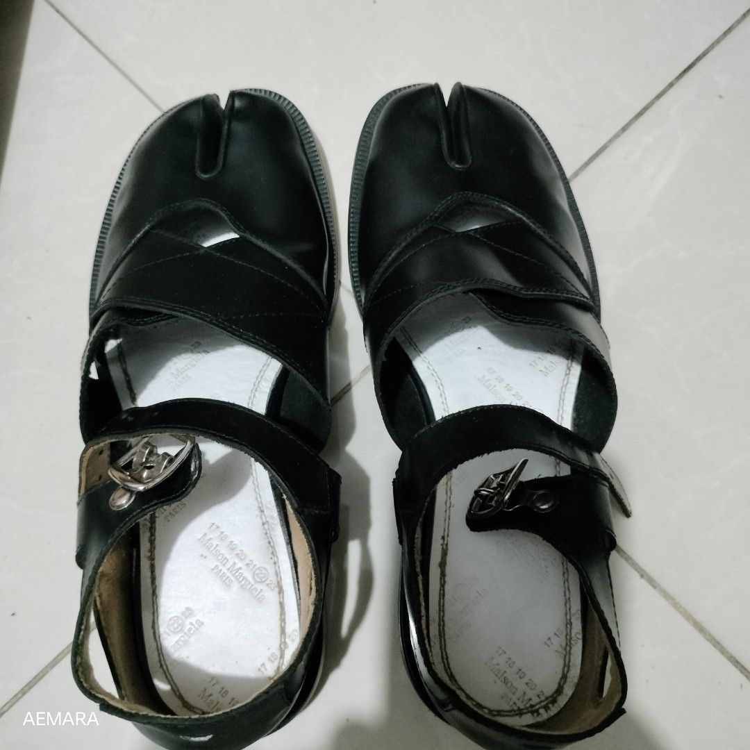 Tabi women's leather (Category: Flats & Sandals) located in Caloocan City. Submitted by almaeternamara (Listing ID 1460282500, Image 2). Description: Auth not guaranteed Tabi split toe Cut out details Adjustable ankle strap Brand logo on the insole Internal logo stamping payment first policy sf by buyer fixed price!! Loc: Brgy 168, North Caloocan.