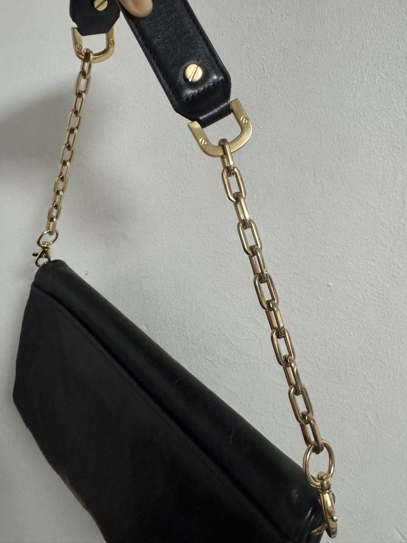 TB Gold chain Shoulder Bag (Category: Shoulder Bags) located in Makati City. Submitted by meticoolous (Listing ID 1460109716, Image 3). Description: .