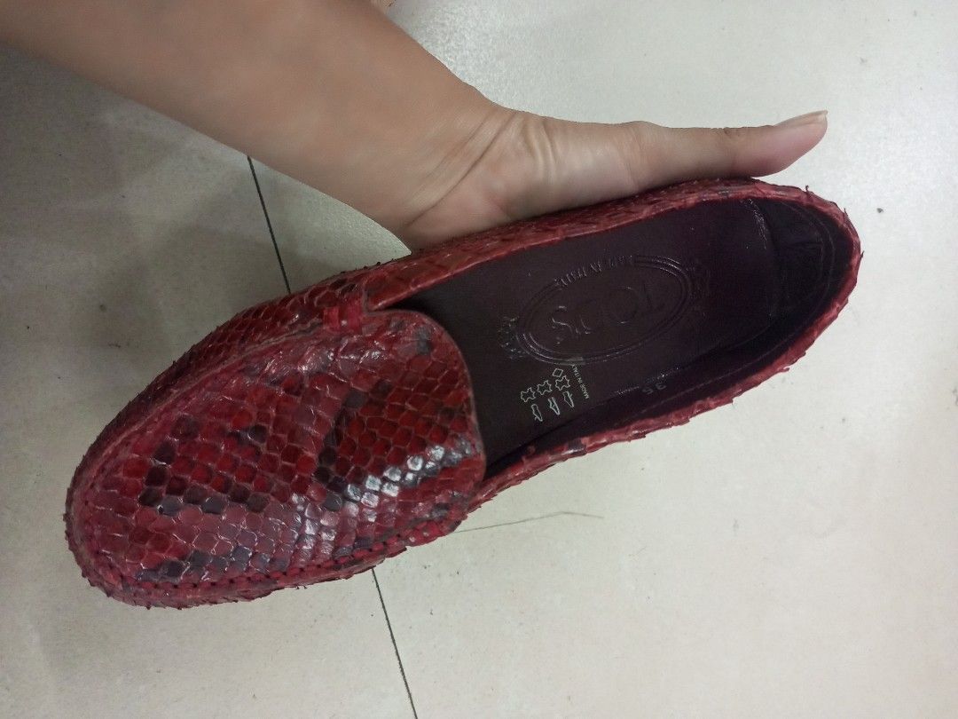 TOD'S DRIVING LOAFERS (Category: Loafers) located in Bulacan. Submitted by joanagwen (Listing ID 1460128084, Image 1). Description: T0D'$ LOAFERS Size 35 on tag.