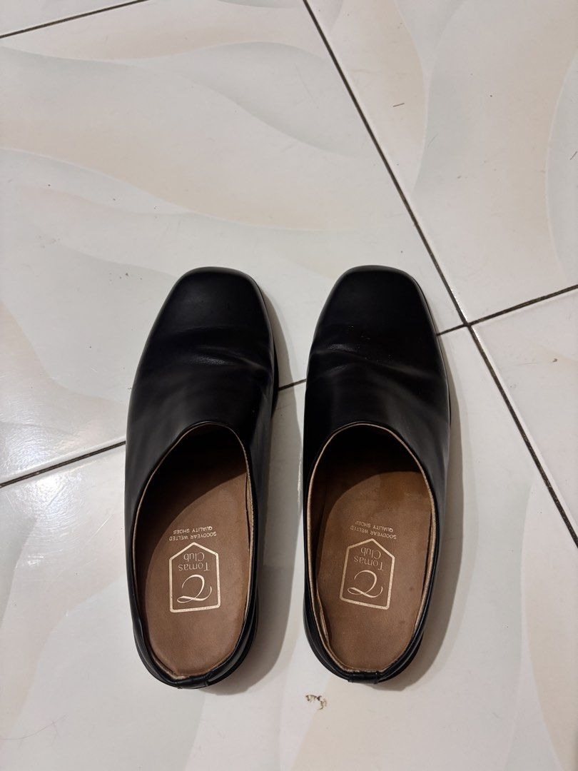 Tomas Club Black Leather Mules (Category: Dress Shoes) located in Malasiqui. Submitted by migu.mogu (Listing ID 1460141833, Image 3). Description: - Brand: Tomas Club Size 41 - Black Mules Leather - Construction: Goodyear welted for durability - Square toe.