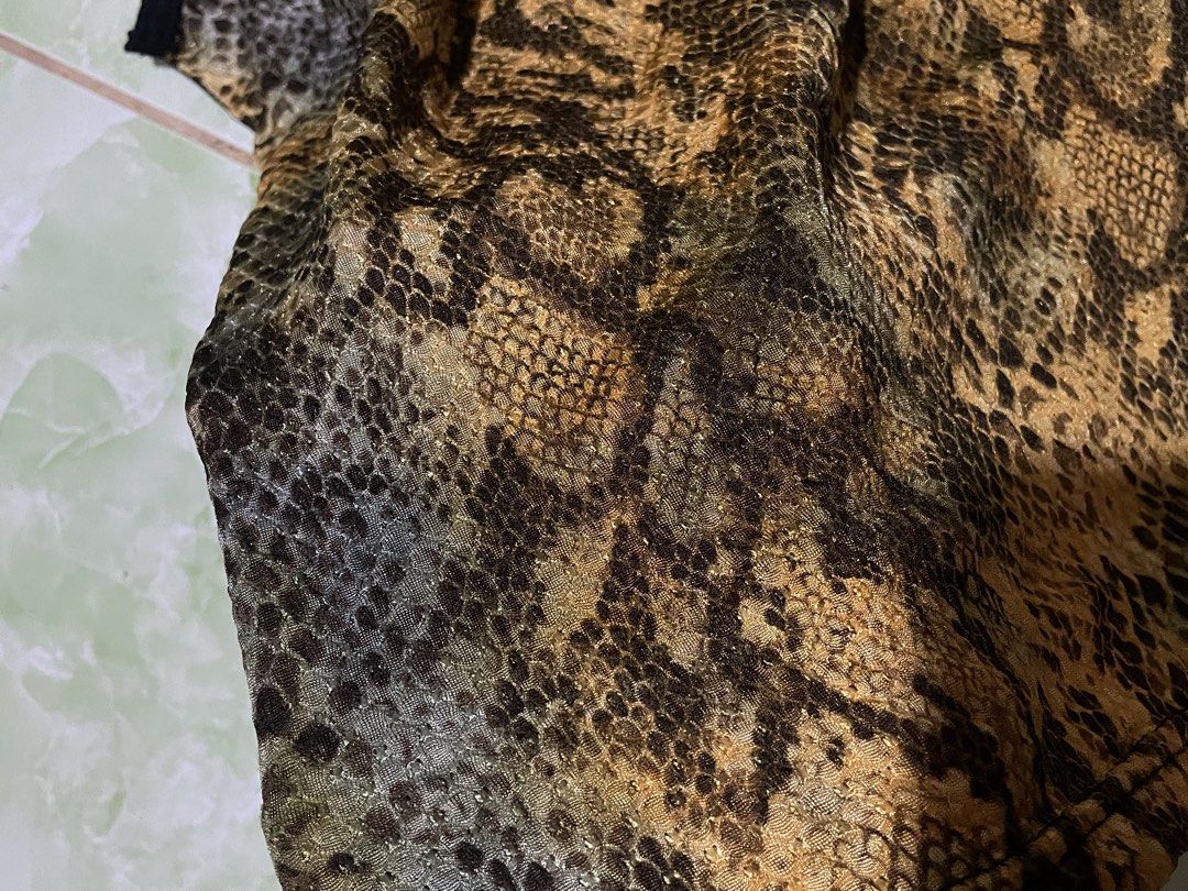 TORNADO MART PYTHON SKIN TANK TOP ALTERNATIVE ONLY (Category: Luxury Apparel) located in Cagayan de Oro. Submitted by patrickjam03829 (Listing ID 1460180622, Image 3). Description: width 16 strechable length 24 .