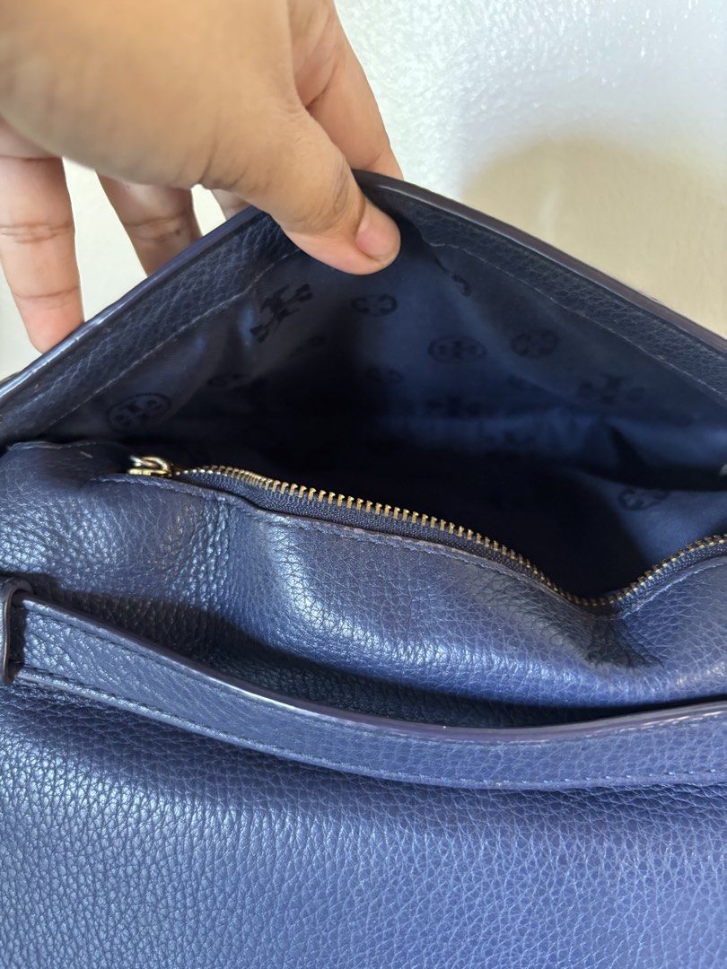 Tory Burch (Category: Cross-body Bags) located in Naga. Submitted by closet_redux (Listing ID 1460130692, Image 3). Description: Tory burch navy blue Can be worn as sling or kili bag Guaranteed OG Makapal ang leather With sign of use.