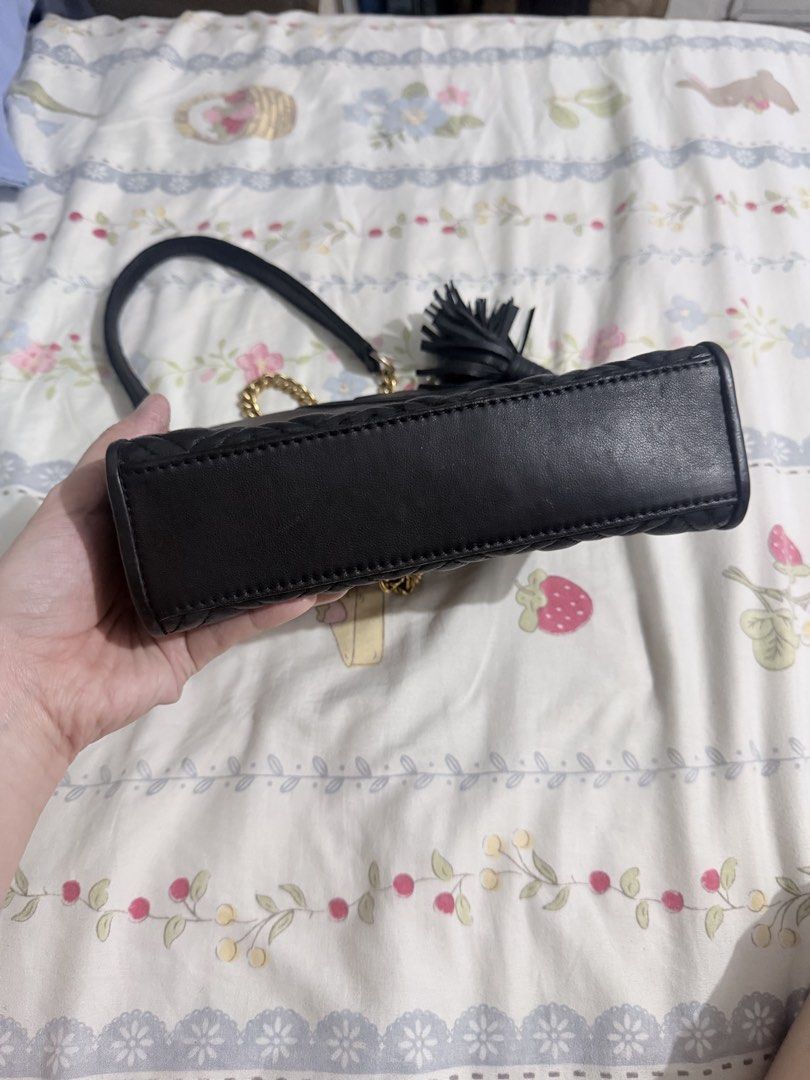 Tory Burch Fleming Convertible Shoulder Bag (Category: Luxury Bags & Wallets) located in Manila. Submitted by prelovedbygayle (Listing ID 1460272746, Image 3). Description: Material: Smooth diamond-quilted calfskin or lambskin leather. Strap: Adjustable leather and gold chain-link shoulder strap that can be worn long as a crossbody or doubled up for a shorter shoulder drop. Closure: Foldover top flap equipped with a secure magnetic snap fastening