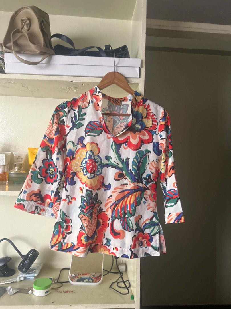 Tory Burch Floral Print Tunic Top (Category: Others Tops) located in Cebu City. Submitted by serene_simplicity (Listing ID 1460107681, Image 1). Description: - Cute Tory Burch tunic top - Vibrant floral print - V-neck design - 3/4 sleeves - Versatile for casual wear or layering - Easy to style with jeans or shorts.