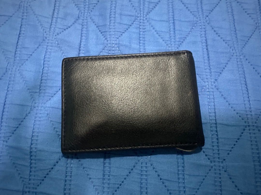 Tumi Horizon Money Clip Wallet (Category: Luxury Bags & Wallets) located in Quezon City. Submitted by tobygabriel.696 (Listing ID 1460228128, Image 3). Description: Highlight Features: - Material: Leather - Wallet Type: Money Clip - Slim Wallet - 6x Card Pockets - 2x Slip Pockets (No box) Condition: Normal Wear.