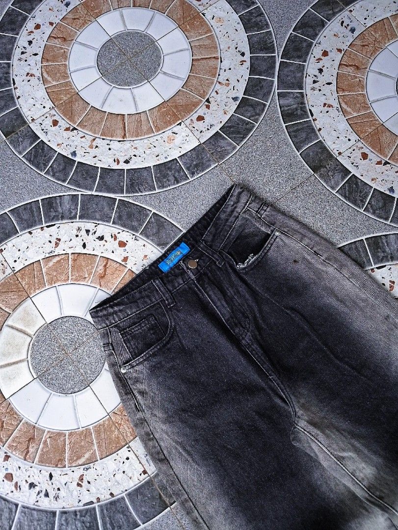 Two Toned Black Baggy pants (Category: Jeans) located in Manila. Submitted by jboy_thrifts (Listing ID 1460156718, Image 3). Description: TWO TONED BLACK BAGGY PANTS Heavy , Thick and Hard MUST HAVE! Measurement (in inches) WIDTH: 27 / LENGTH: 41 THIGH : 11.5/ LEG HOLE : 9.2 CONDITION: 9 out 10 ISSUE: none ━━━━━━━━━━ ⓂⒾⓃⒺ: 350.