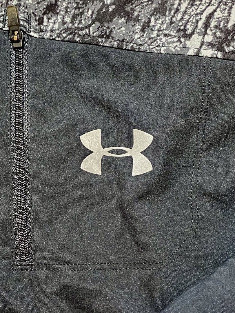 Under Armour Run Fitted Jacket SM/P/CH (Category: Coats, Jackets and Outerwear) located in Manila. Submitted by sebthrift (Listing ID 1460128851, Image 2). Description: - Under Armour running jacket - Color: Black with grey abstract pattern on shoulders, sleeves, and hood - Features: Zippered chest pocket, reflective details on front zipper - Origin: Made in the Philippines - Size: SM/P/CH.