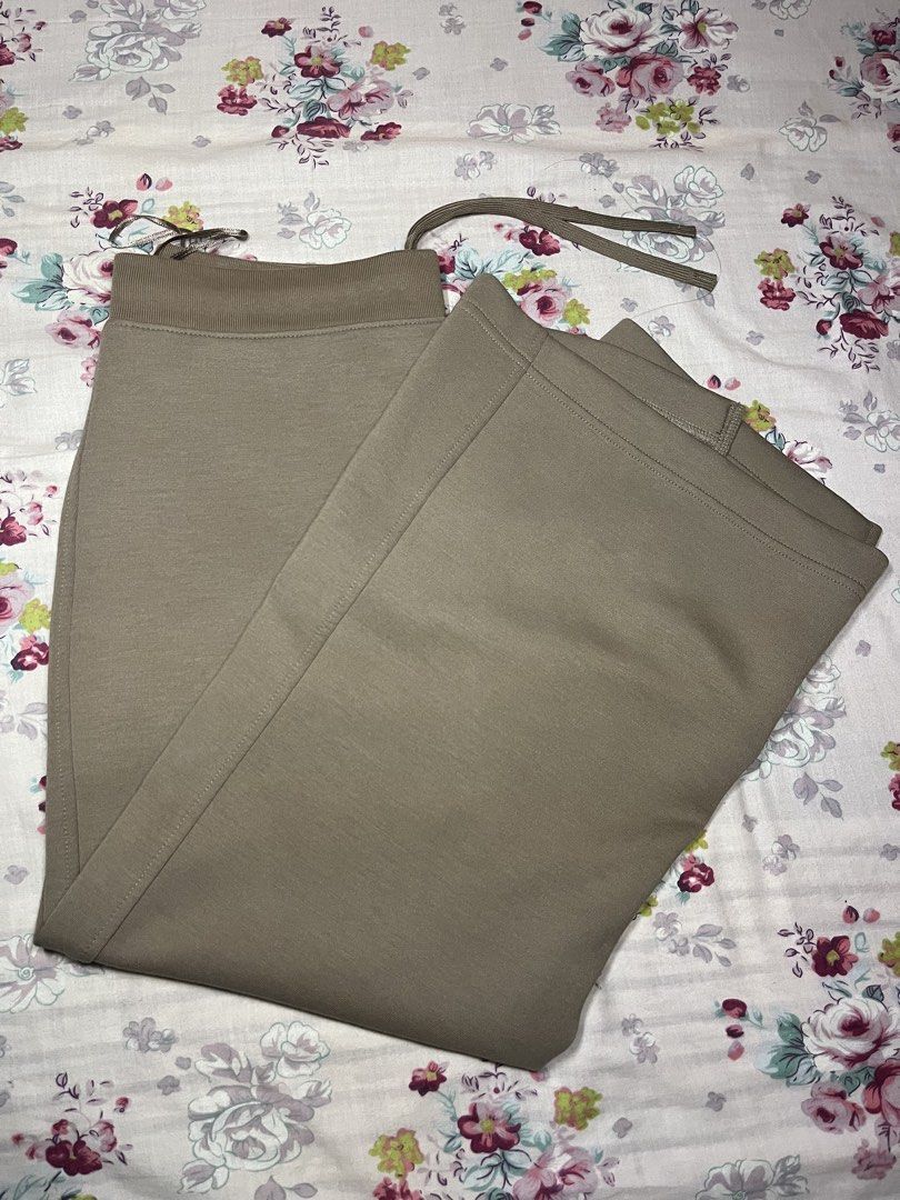 Uniqlo (Category: Skirts) located in Quirino. Submitted by nikoliee (Listing ID 1460293652, Image 3). Description: very prettyyy my fave skirt but not my style ( couldn't hide my bloated stomach hahaha) jnt courier only .