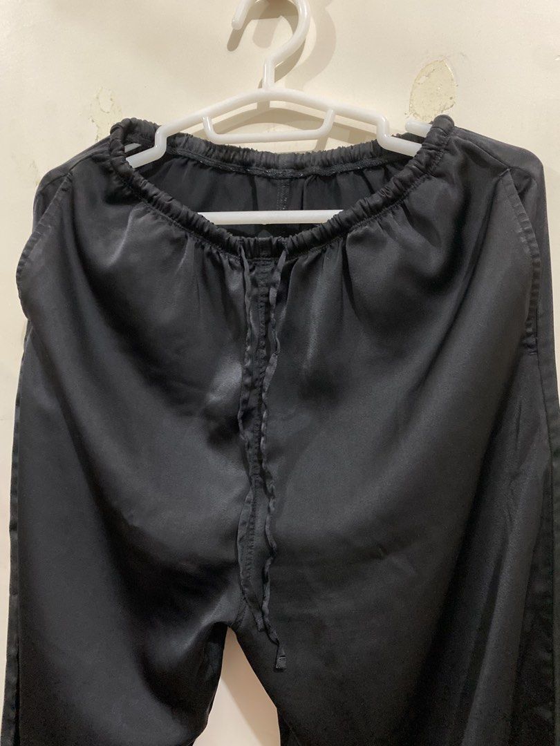 Uniqlo Black Satun Lounge Pants (Category: Other Bottoms) located in Taguig. Submitted by maly01_ (Listing ID 1460223130, Image 2). Description: dm for inquiries :).