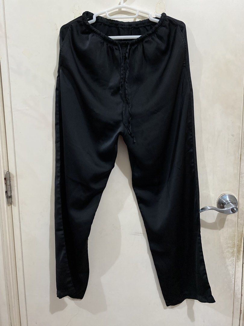 Uniqlo Black Satun Lounge Pants (Category: Other Bottoms) located in Taguig. Submitted by maly01_ (Listing ID 1460223130, Image 1). Description: dm for inquiries :).