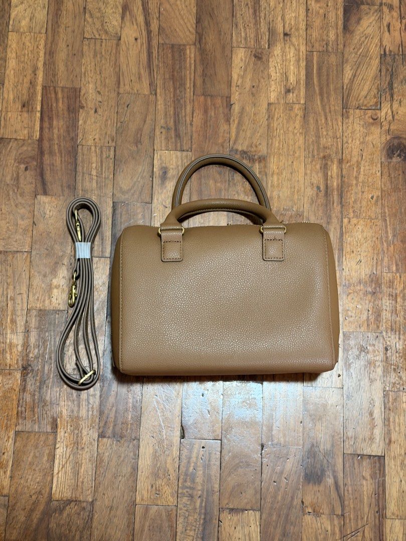 Uniqlo Boston Bag Mini (Category: Cross-body Bags) located in Cavite. Submitted by nikka.am (Listing ID 1460144723, Image 2). Description: - color: brown - 100% authentic - with removable strap this is preloved. used but not abused, please manage your expectations..