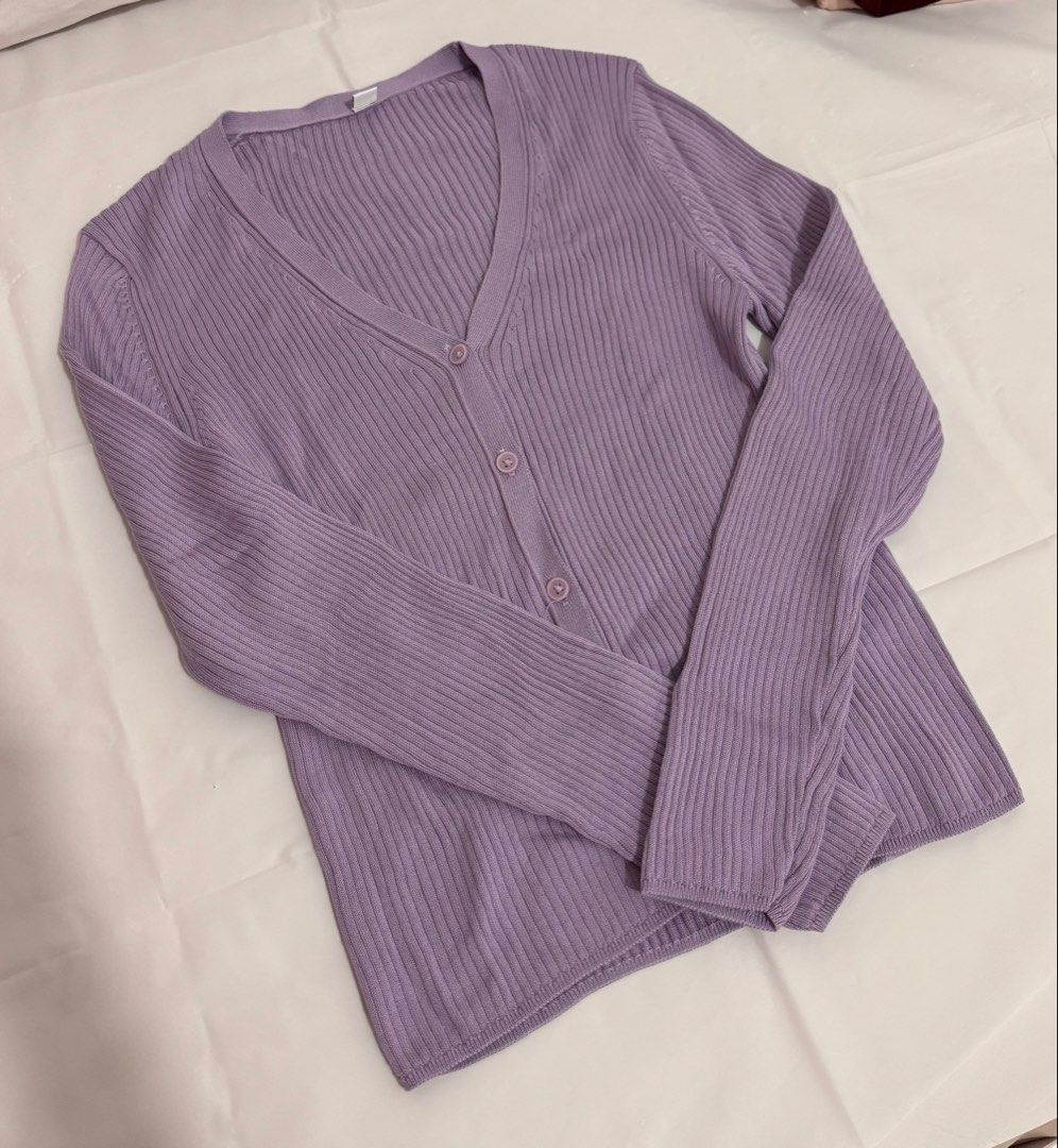 Uniqlo cardigan (Category: Coats, Jackets and Outerwear) located in San Pedro. Submitted by heyitsanne (Listing ID 1460226585, Image 1). Description: Uniqlo Cardigan in Lilac Unused Size Medium 350 pesos.