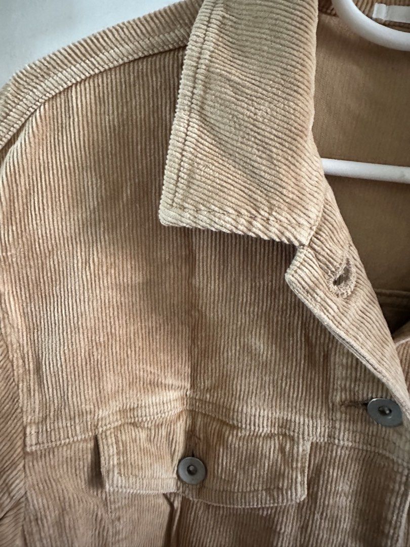 Uniqlo culdoroy jacket (Category: Coats, Jackets and Outerwear) located in Quezon City. Submitted by raketerang_nars (Listing ID 1460267270, Image 3). Description: Used a few times only Minimal signs of usage .