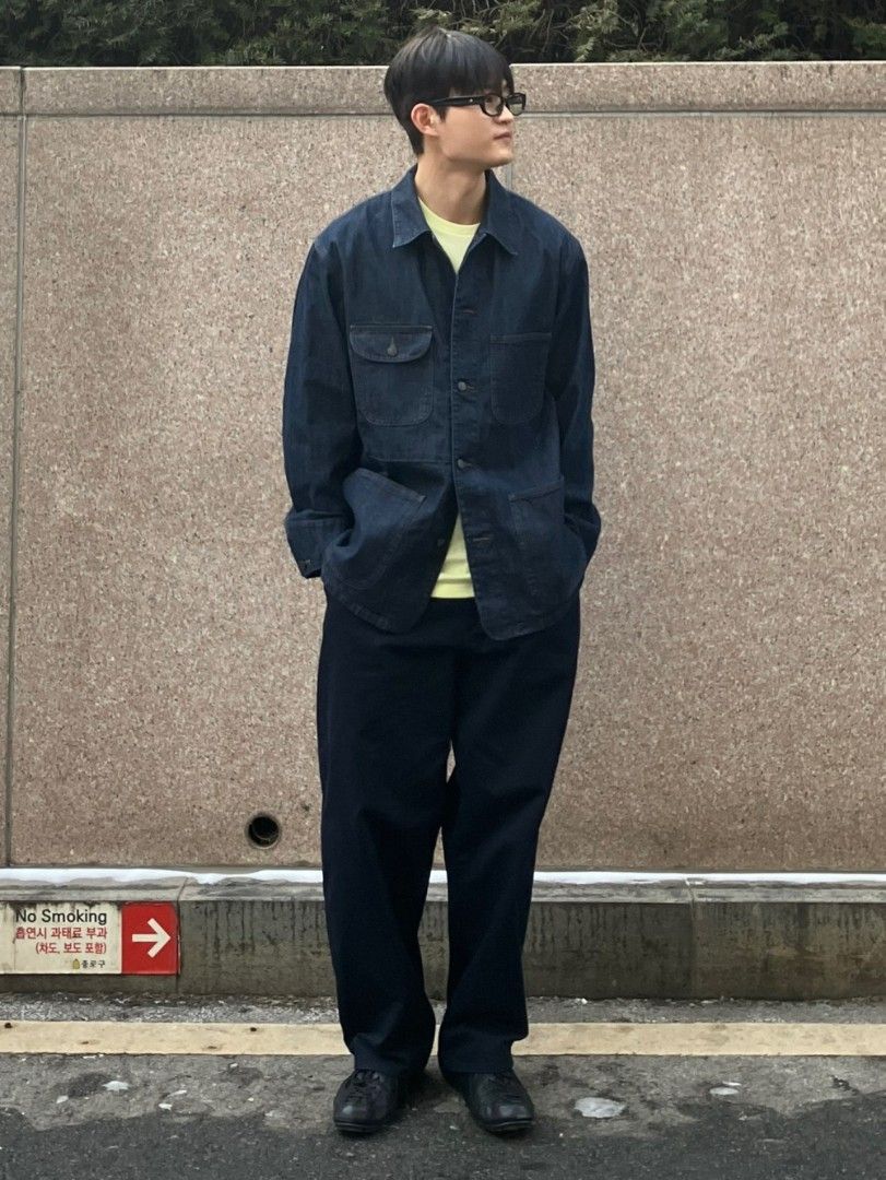 Uniqlo Denim Utility Chore Jacket (Category: Coats, Jackets and Outerwear) located in Pasig City. Submitted by hustlexcurate (Listing ID 1460143347, Image 2). Description: Uniqlo Denim Utility Chore Jacket Size S on tag fits MEDIUM Dimensions: 21X28.