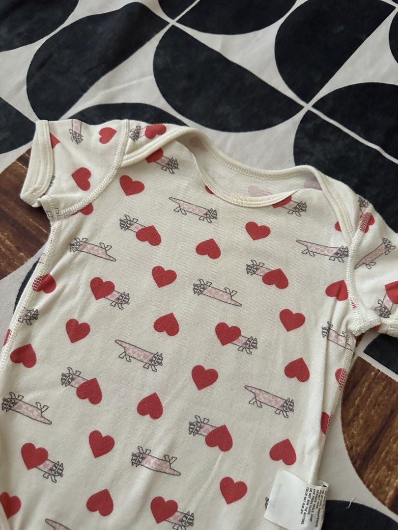 Uniqlo hearts onesie (Category: Babies & Kids Fashion) located in Makati City. Submitted by jannst (Listing ID 1460159639, Image 2). Description: .