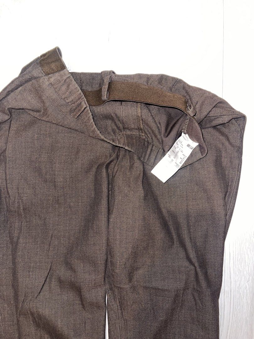 Uniqlo Herringbone Smart Ankle Pants - Size Large (Category: Other Bottoms) located in San Juan City. Submitted by shop.wels (Listing ID 1460132299, Image 3). Description: Uniqlo smart ankle pants in dark brown. Features a subtle herringbone texture and a tapered-leg silhouette. Side pockets and elasticized back waist for comfort. Great for a smart-casual look. Waist measures 69-75 cm, hips 94-100 cm, and length is 35 inches. Best fits a 27-29 in