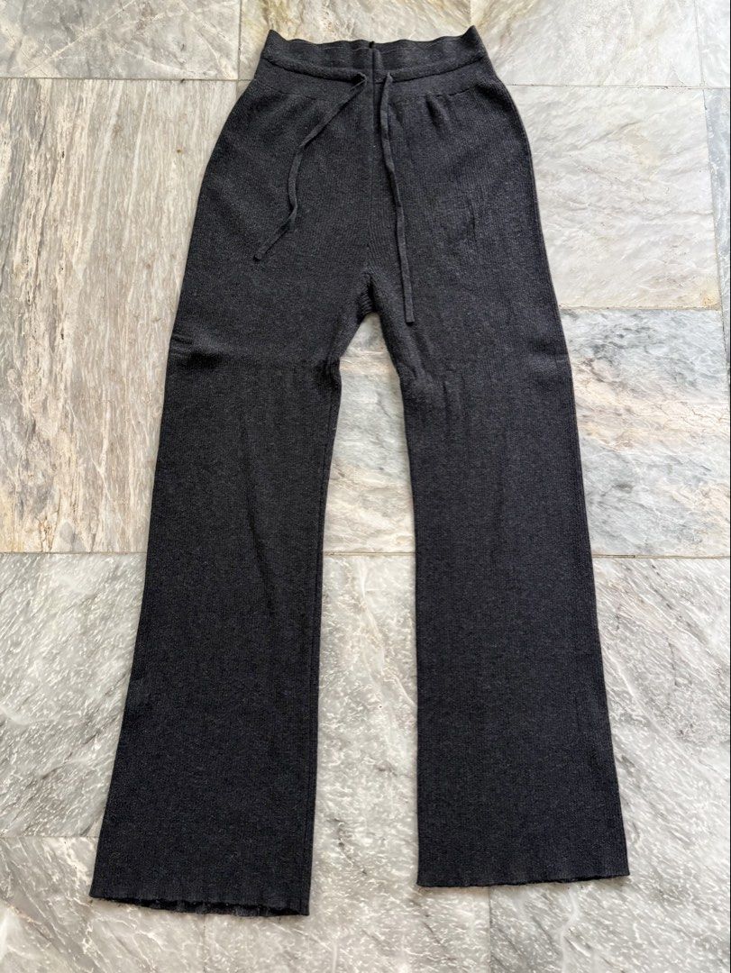 Uniqlo Loungewear Pants (Category: Undergarments & Loungewear) located in San Mateo. Submitted by aifoslvdr (Listing ID 1460141766, Image 1). Description: Pants.