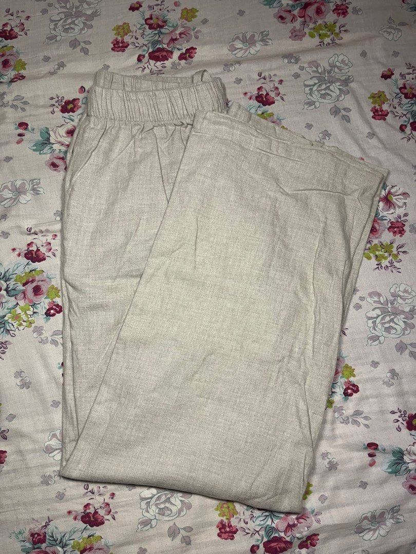 Uniqlo Trousers (Category: Other Bottoms) located in Quirino. Submitted by nikoliee (Listing ID 1460293905, Image 3). Description: still in good condition, used it twice. may himulmol sa crotch area prbly bcos of handwashing. jnt courier only .