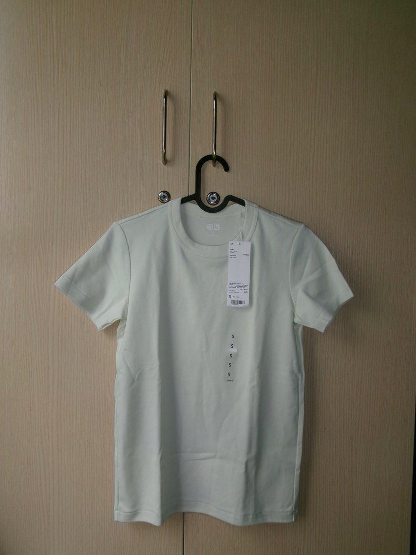 Uniqlo T-shirt Size S (Category: Shirts) located in San Pedro. Submitted by hallyuniverseshop (Listing ID 1460118638, Image 1). Description: - Light pastel color - Short sleeves, crew neck - Tags still attached 👚 RFS: Wrong size.