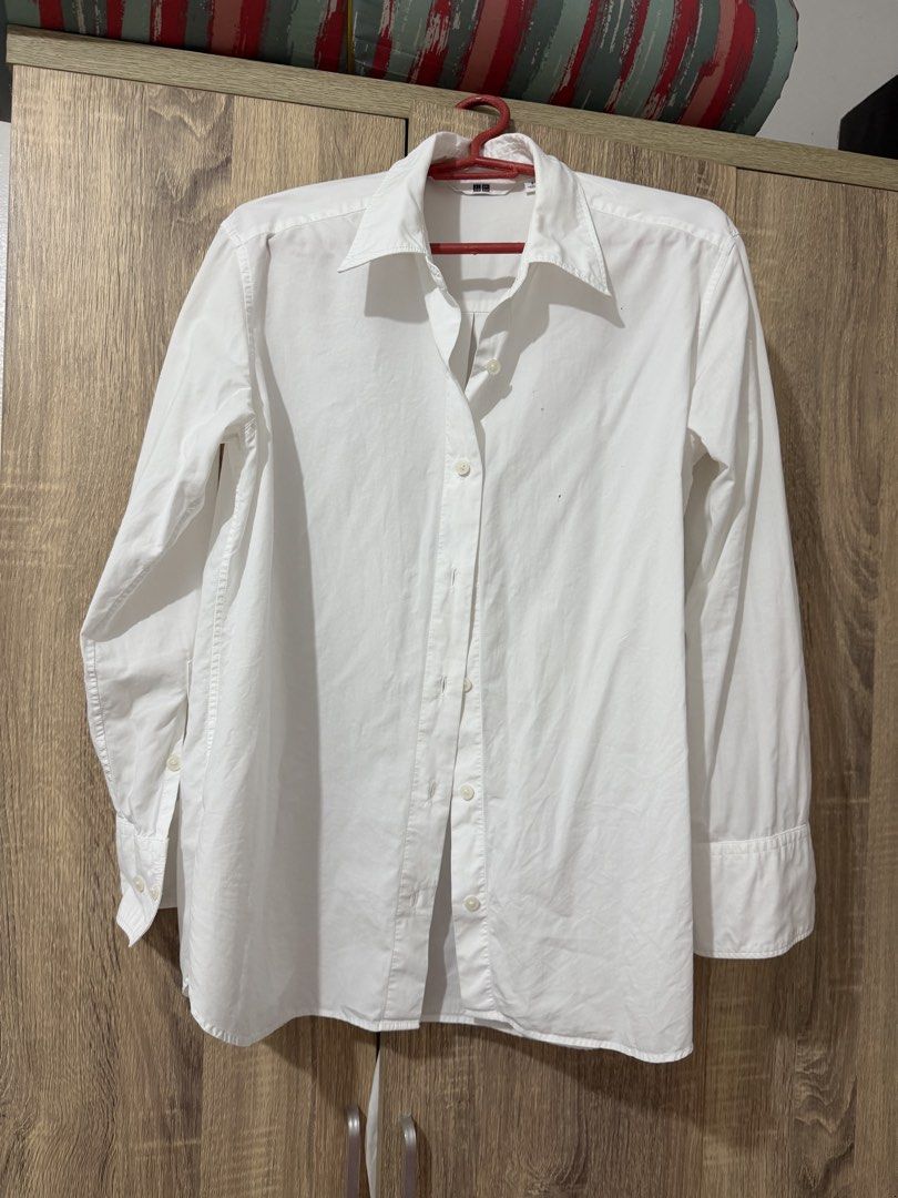 Uniqlo white buttondown polo (Category: Longsleeves) located in Manila. Submitted by kheipreloved (Listing ID 1460277327, Image 1). Description: .