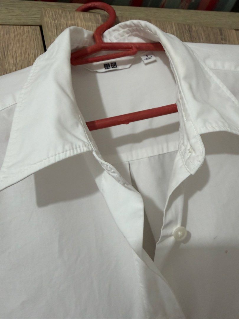 Uniqlo white buttondown polo (Category: Longsleeves) located in Manila. Submitted by kheipreloved (Listing ID 1460277327, Image 2). Description: .