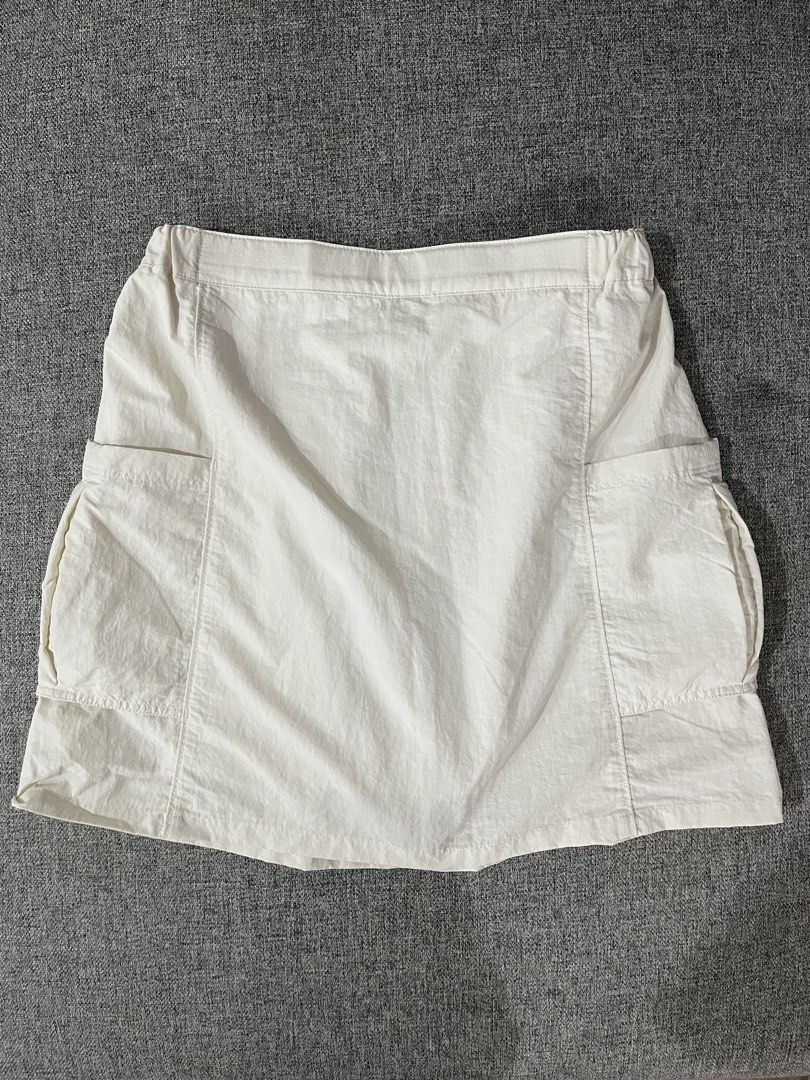 Uniqlo White Skort (Category: Skirts) located in Cagayan de Oro. Submitted by prelovederela (Listing ID 1460249450, Image 1). Description: -fits waist 26-28 ps. i have a collection of shorts/skirts so im decluttering visit my prof for more 🤍.