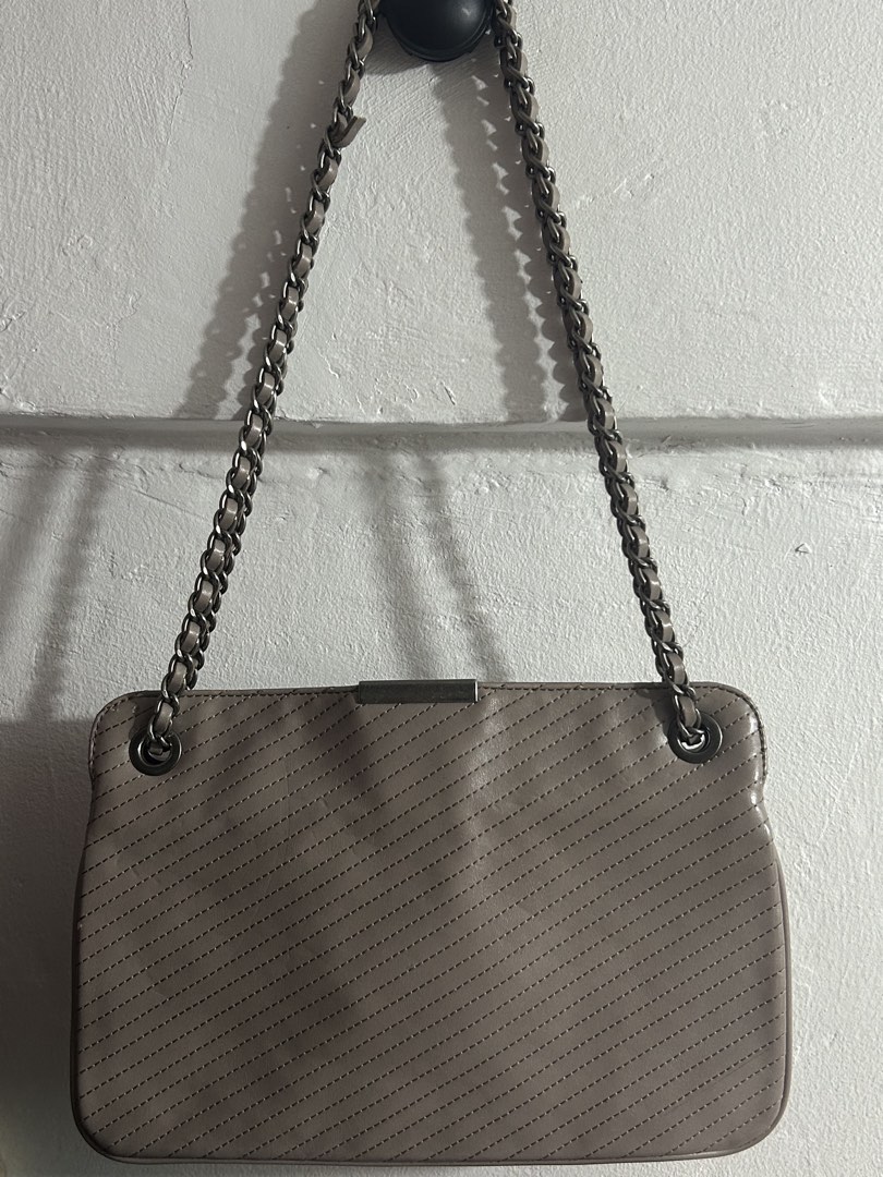 Urban Revivo - OG (Category: Shoulder Bags) located in Manila. Submitted by vastmountain_c8d32d (Listing ID 1460290204, Image 1). Description: - Brand: Urban Savvy - Style: Quilted Shoulder Bag - Color: Light Grey - Strap: Chain strap - Interior: Multiple compartments, zippered pockets - Closure: Magnetic flap - Ideal for: Everyday use.