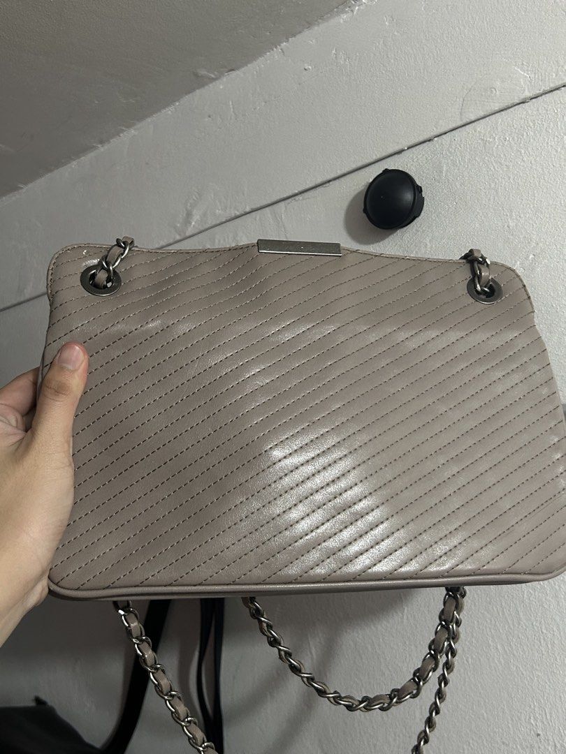 Urban Revivo - OG (Category: Shoulder Bags) located in Manila. Submitted by vastmountain_c8d32d (Listing ID 1460290204, Image 2). Description: - Brand: Urban Savvy - Style: Quilted Shoulder Bag - Color: Light Grey - Strap: Chain strap - Interior: Multiple compartments, zippered pockets - Closure: Magnetic flap - Ideal for: Everyday use.