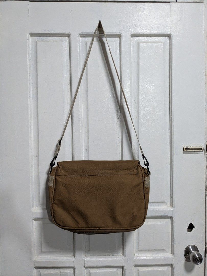 Valentino Christy Paris Messenger Bag (Category: Sling Bags) located in Quezon City. Submitted by nnncorner (Listing ID 1460247105, Image 3). Description: Original Valentino Christy Paris Messenger Bag Strap down to bottom - 34 inches adjustable Height - 12 inches Width - 16 inches 9/10 condition has normal signs of used but still presentable overall 1,350.