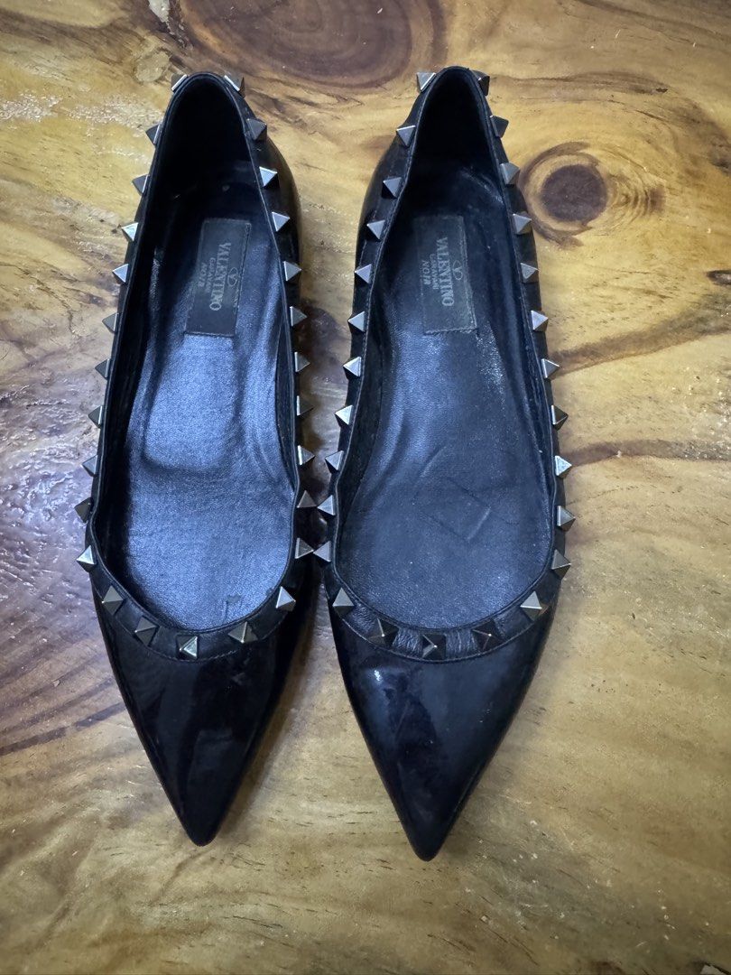 Valentino Garavani Rockstud Pointed (Category: Sneakers & Footwear) located in Bacolod City. Submitted by vintage_vogue6100 (Listing ID 1460282886, Image 2). Description: Valentino Garavani Rockstud Ballerina Flats featuring pointed toes and gunmetal-tone pyramid studs.