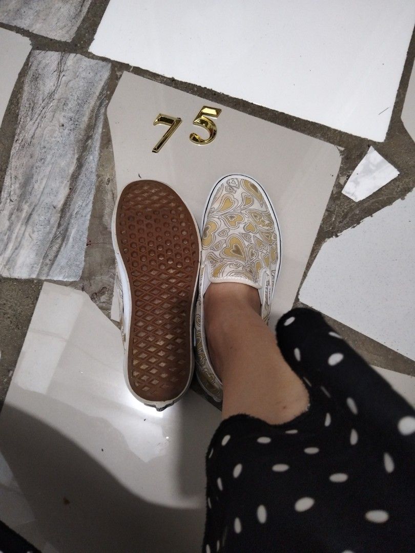 Vans (Category: Sneakers) located in El Salvador. Submitted by francheskaukayukay (Listing ID 1460120573, Image 3). Description: 7.5 to 8 women.