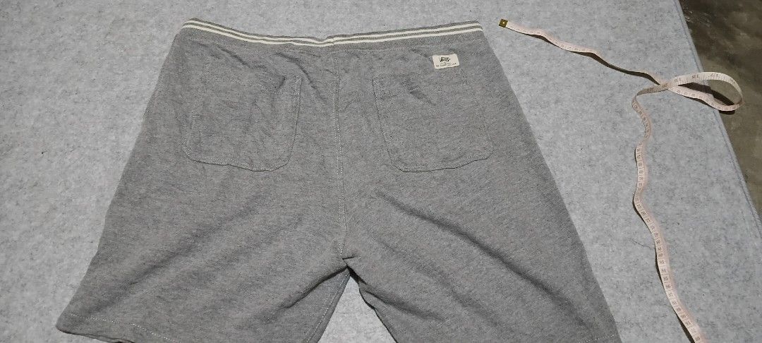 Vans Grey Sweat Shorts Size M (Category: Shorts) located in San Ildefonso. Submitted by rigor32eva20161 (Listing ID 1460206283, Image 2). Description: - Brand: Vans -Color rate: 9-9.5 - Color: Grey - Style: Sweat Shorts - Size: Medium (M) - Features: Elastic waistband with drawstring, two side pockets, two back pockets - Ideal for: Lounging, casual wear - Note: Please check photos for detailed measurements.