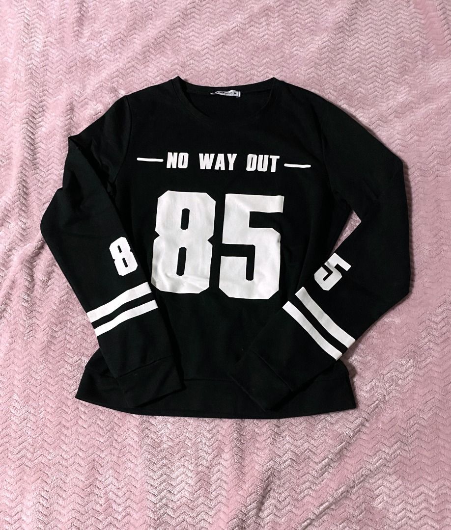 Varsity Raglan Long sleeve (Category: Coats, Jackets and Outerwear) located in Manila. Submitted by diorellecoeur_xxx02 (Listing ID 1460303863, Image 1). Description: Medium on tag but can fit up to Large.