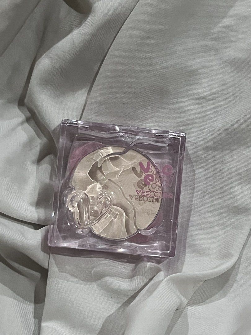 VEECCI T02 Face Highlighting Powder (Category: Makeup) located in Manila. Submitted by noctischarms (Listing ID 1460198898, Image 1). Description: VEECCI Face Highlight Powder T02 rsp: 179 on 🍊 rfs: decluttering.