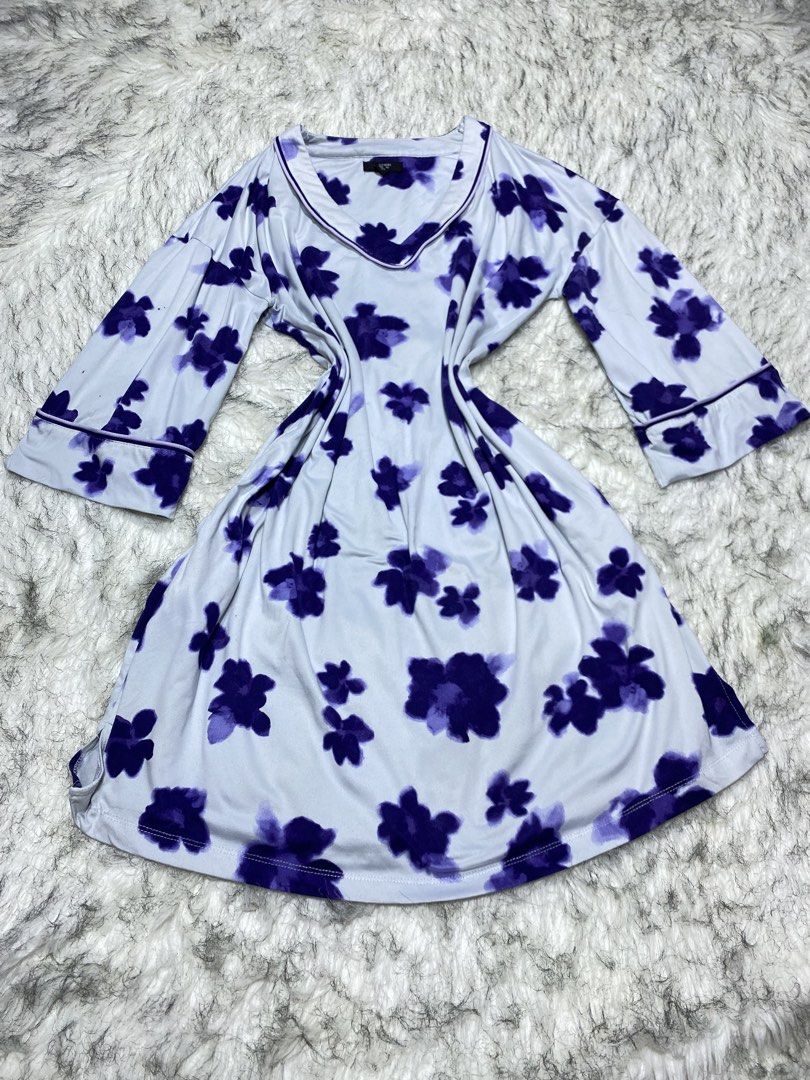 Vera wang (small/medium)) (Category: Undergarments & Loungewear) located in Manila. Submitted by csjlgen (Listing ID 1460121545, Image 2). Description: Needs washing.