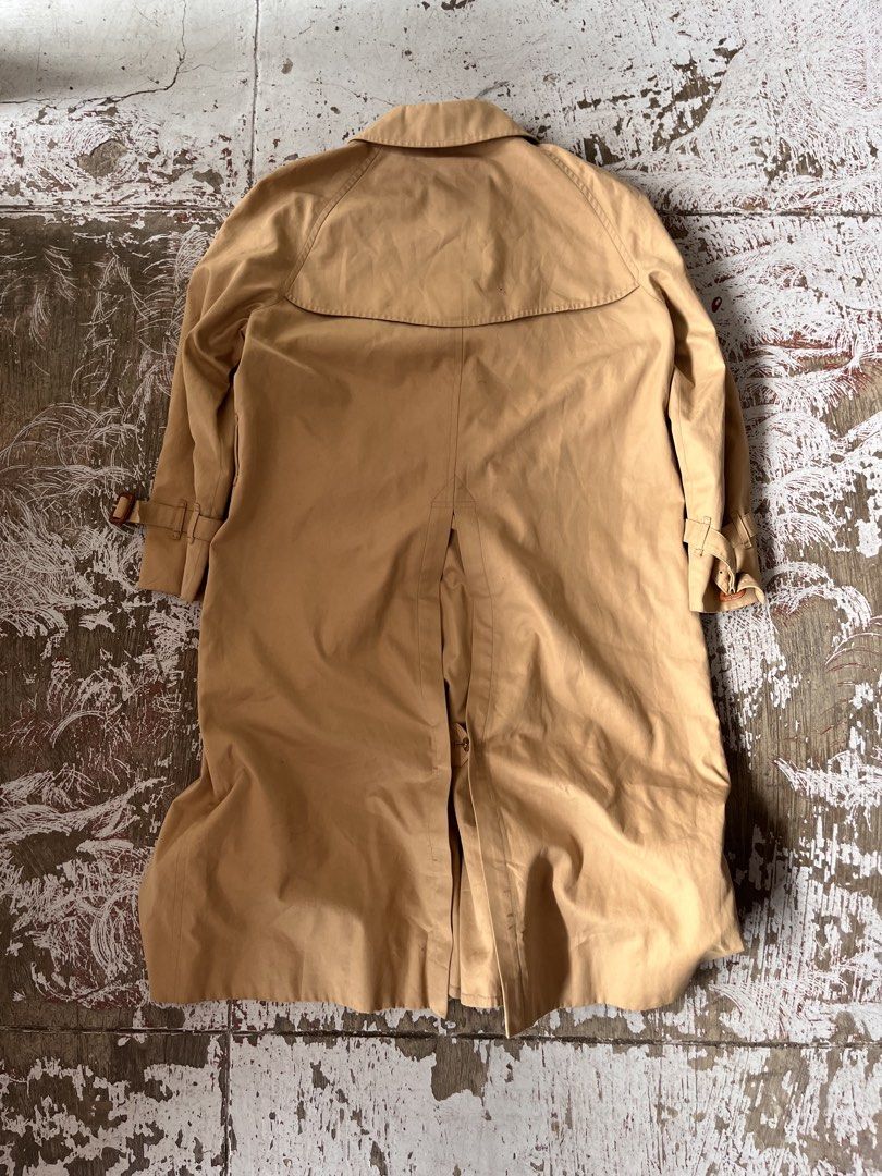 Vintage Burberry trench coat (Category: Luxury Apparel) located in Iloilo. Submitted by ukayhunter.ilo (Listing ID 1460207560, Image 2). Description: Vintage Burberry trench coat Flaws (1 pinhole back part check photos).