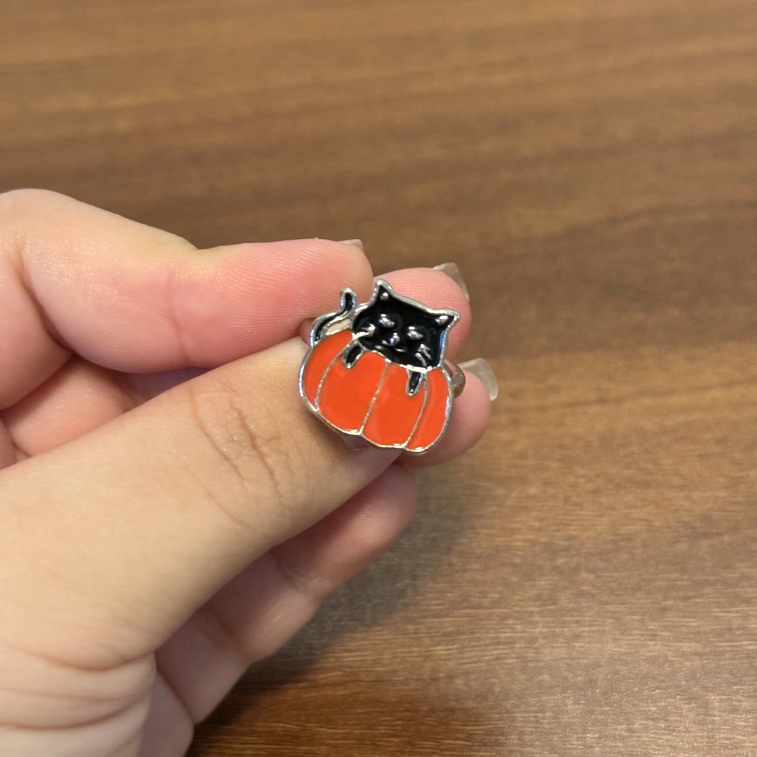 Vintage Cat & Pumpkin Ring (Category: Rings) located in Baliuag. Submitted by from.linea (Listing ID 1460193533, Image 2). Description: Size: 8 Condition: Never been used .